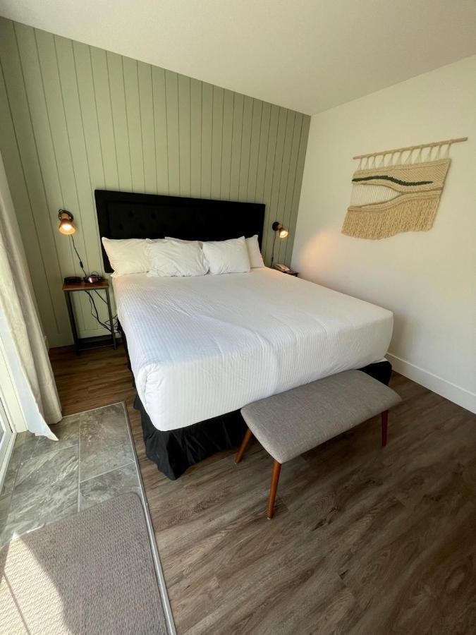 Waterton Glacier Suites Esterno foto