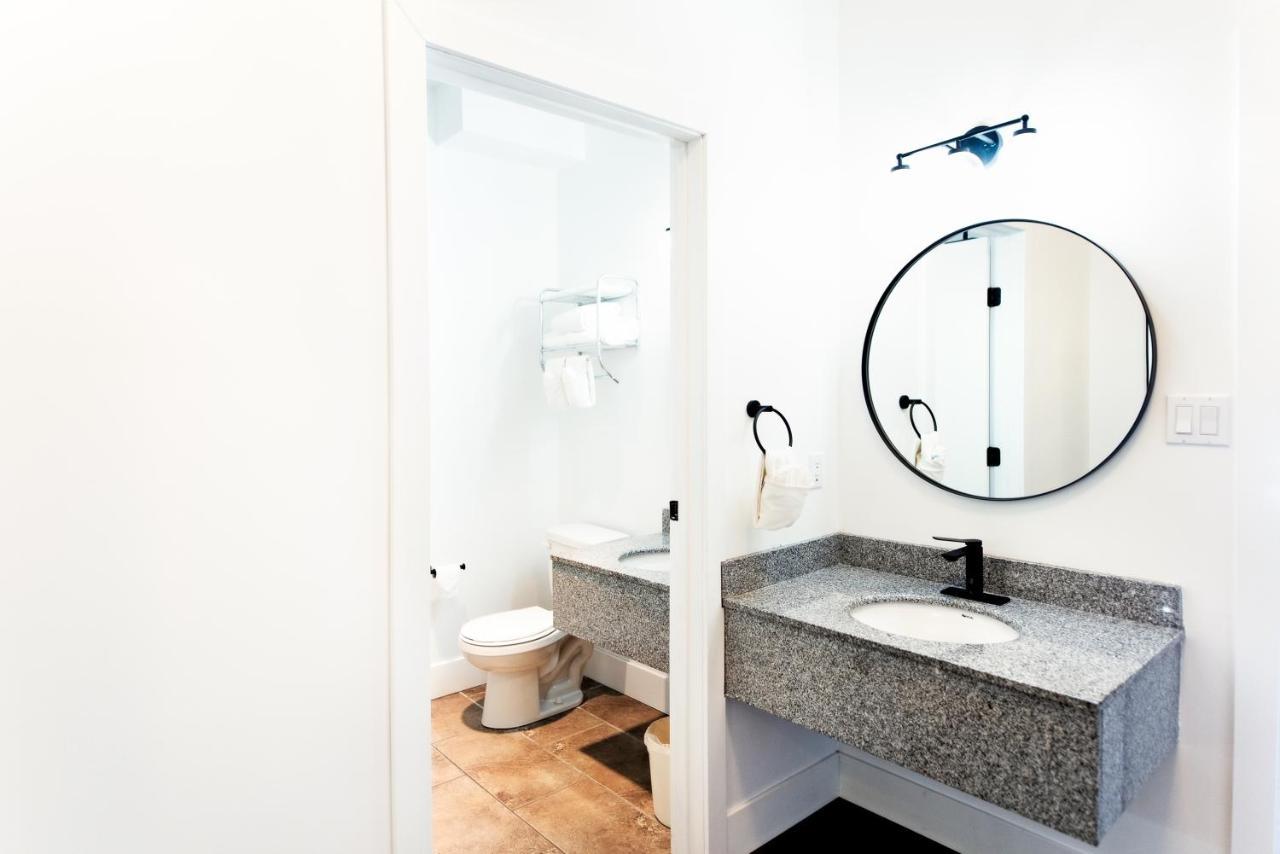 Waterton Glacier Suites Esterno foto