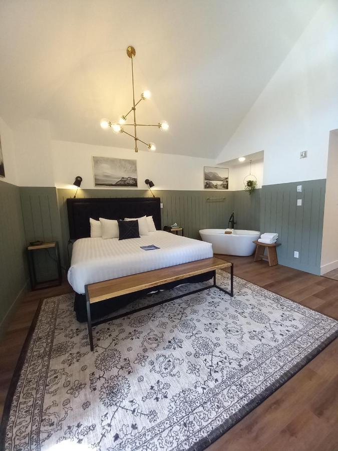 Waterton Glacier Suites Esterno foto