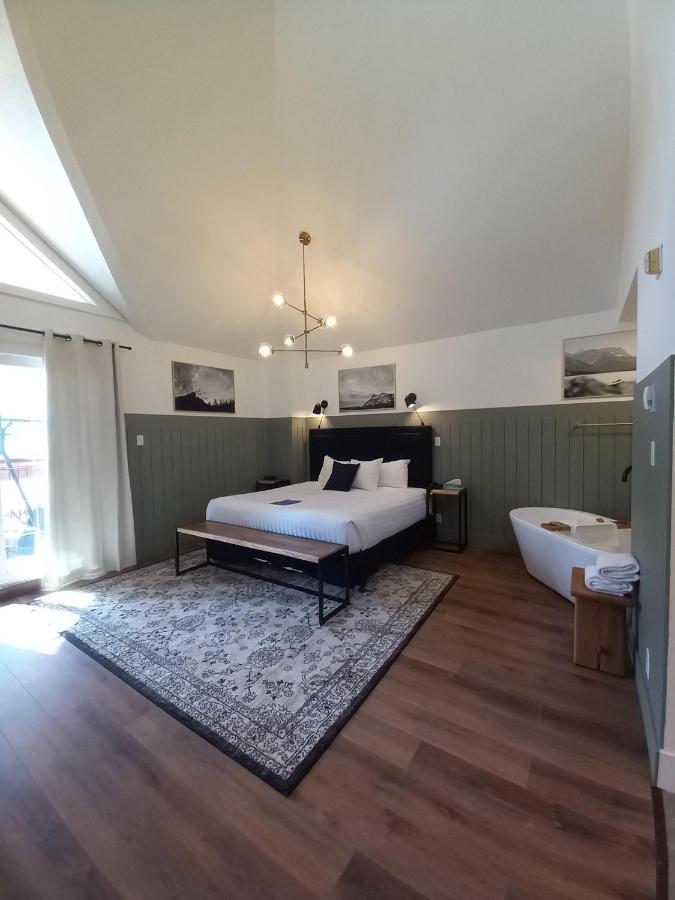 Waterton Glacier Suites Esterno foto