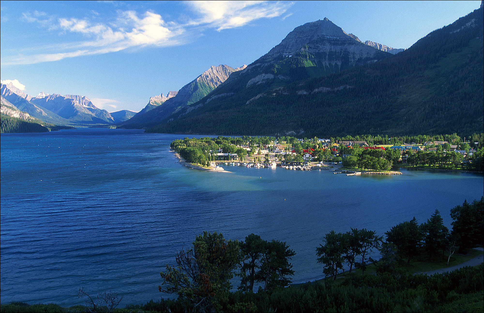 Waterton Glacier Suites Esterno foto