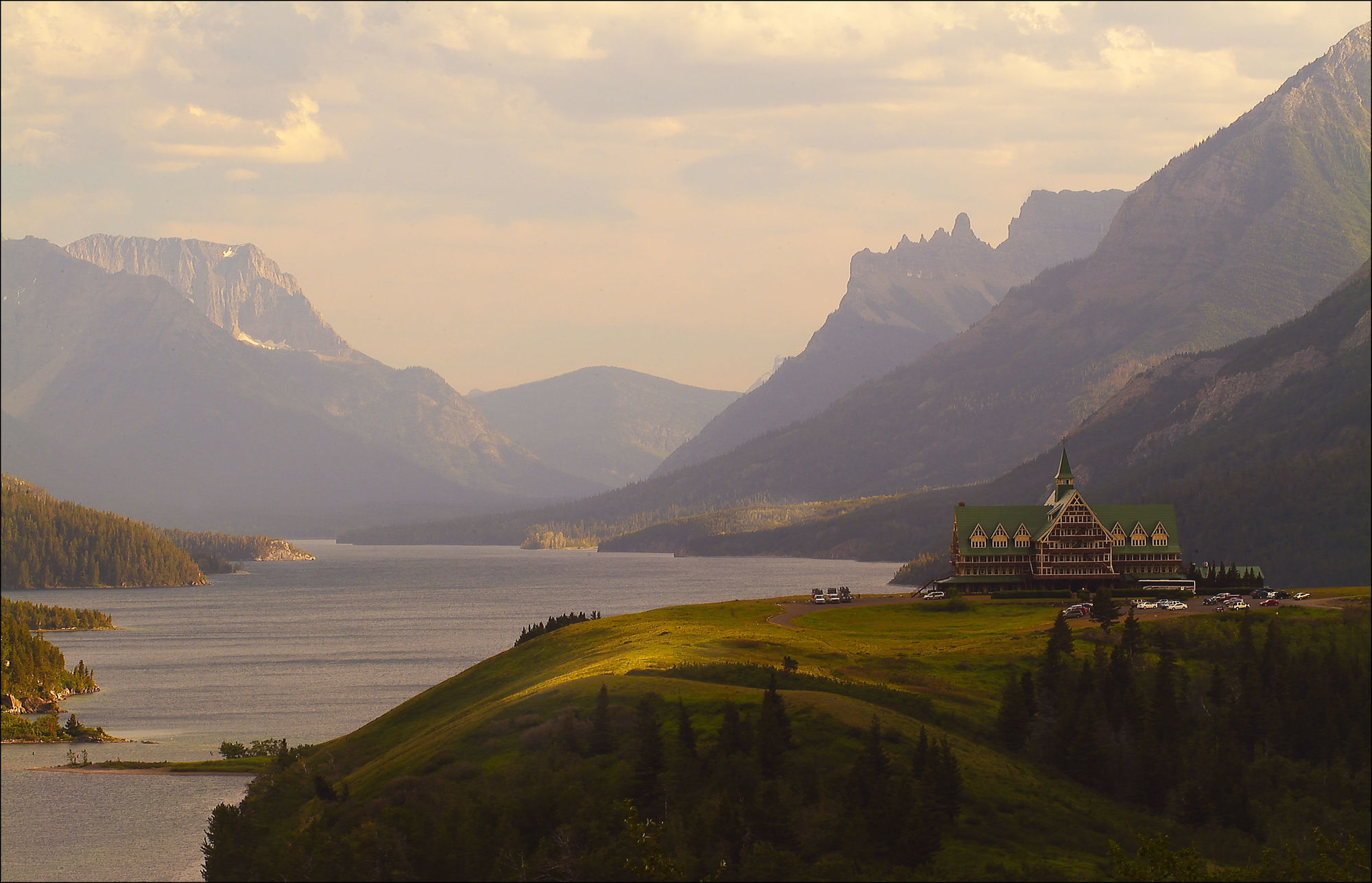 Waterton Glacier Suites Esterno foto