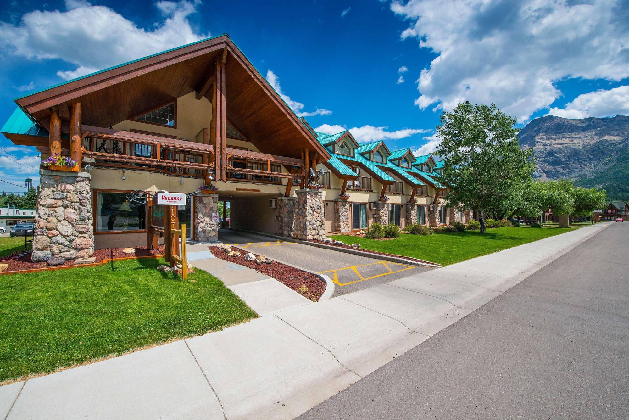 Waterton Glacier Suites Esterno foto