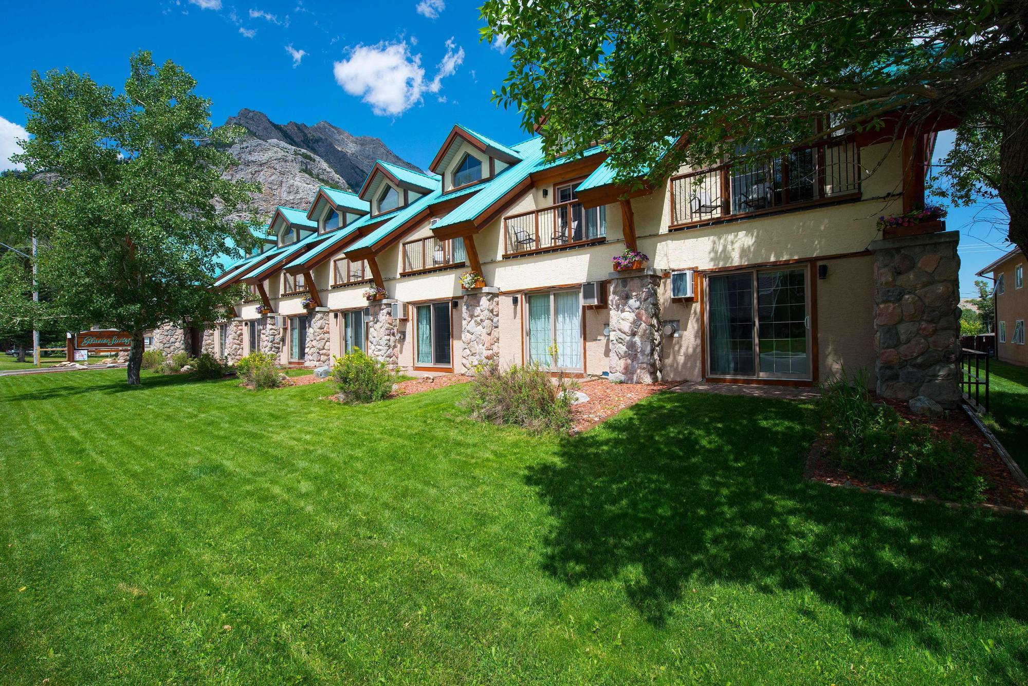 Waterton Glacier Suites Esterno foto