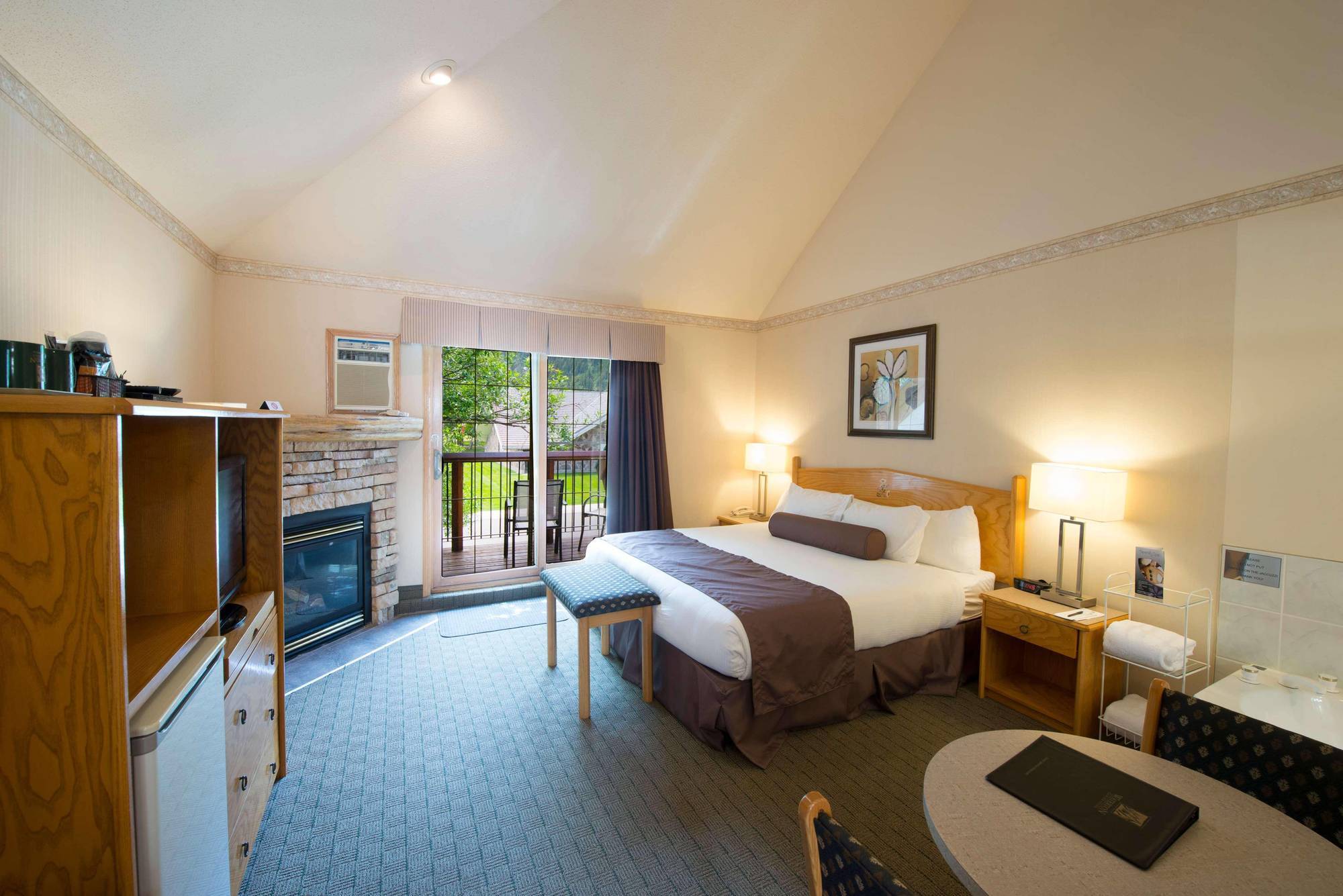 Waterton Glacier Suites Esterno foto