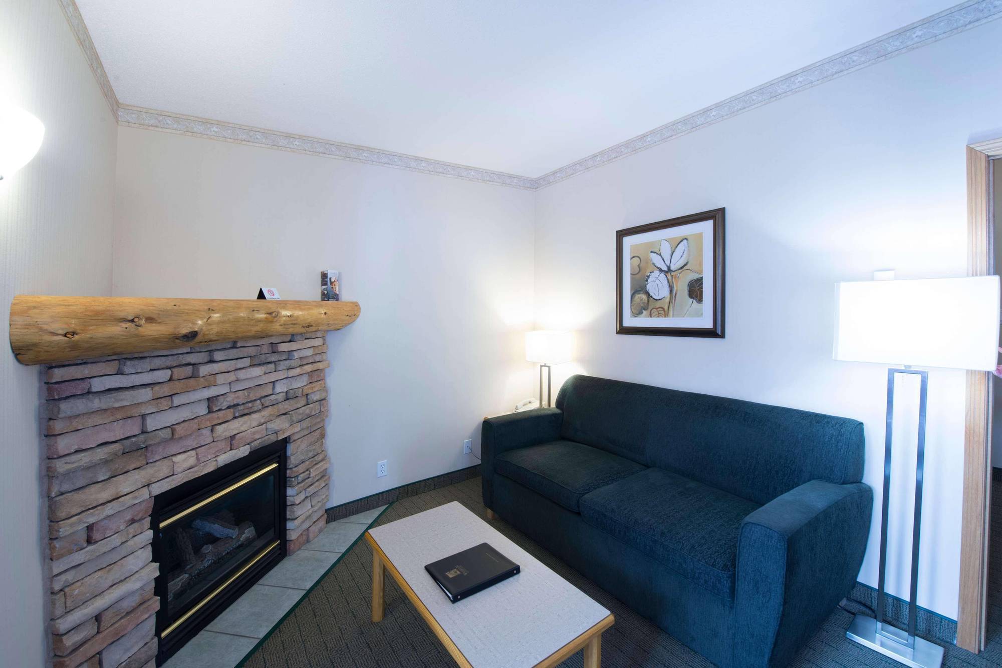 Waterton Glacier Suites Esterno foto