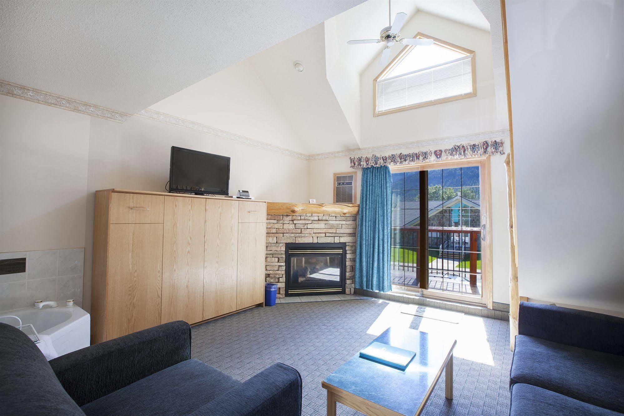 Waterton Glacier Suites Esterno foto
