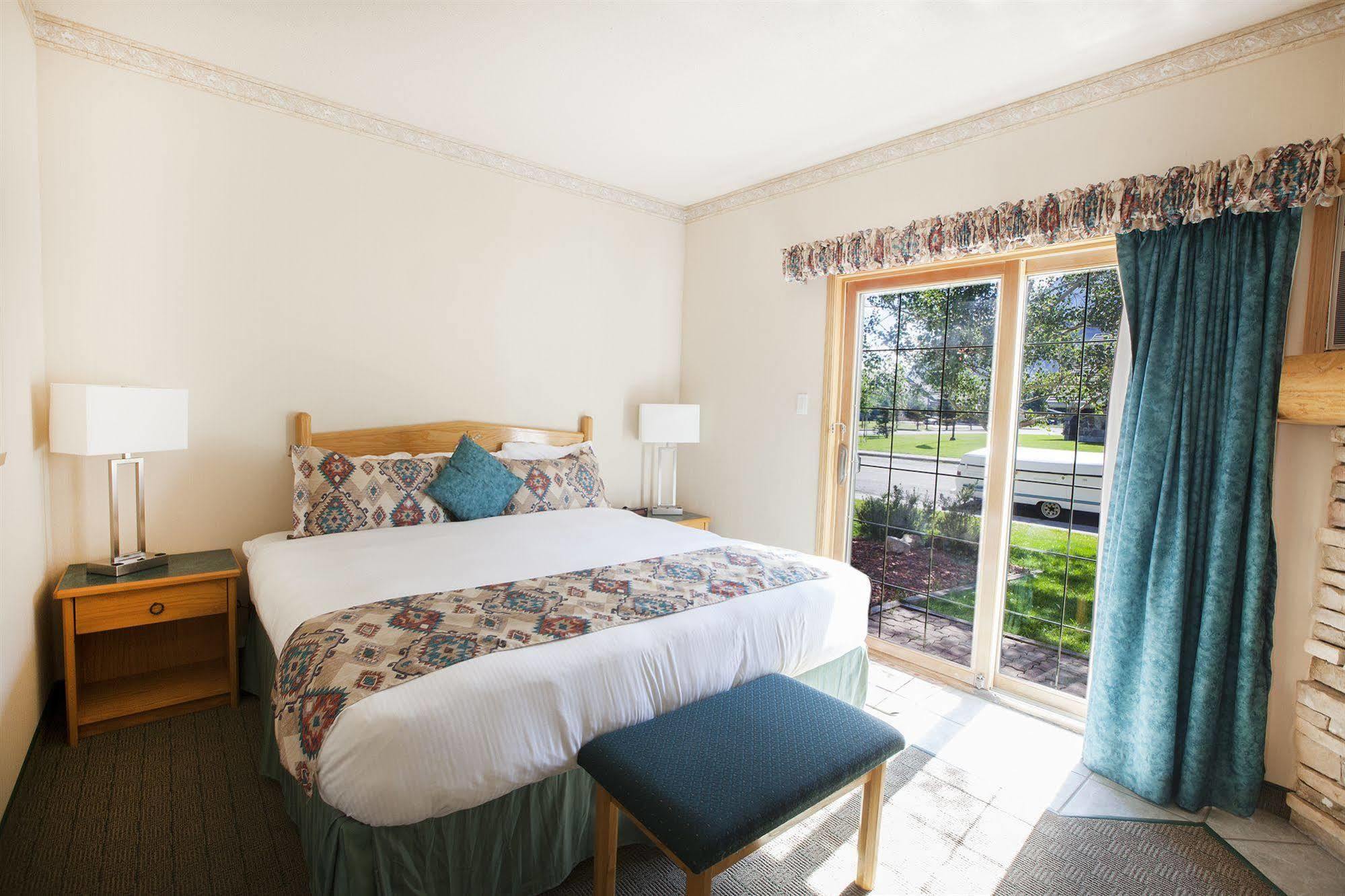 Waterton Glacier Suites Esterno foto