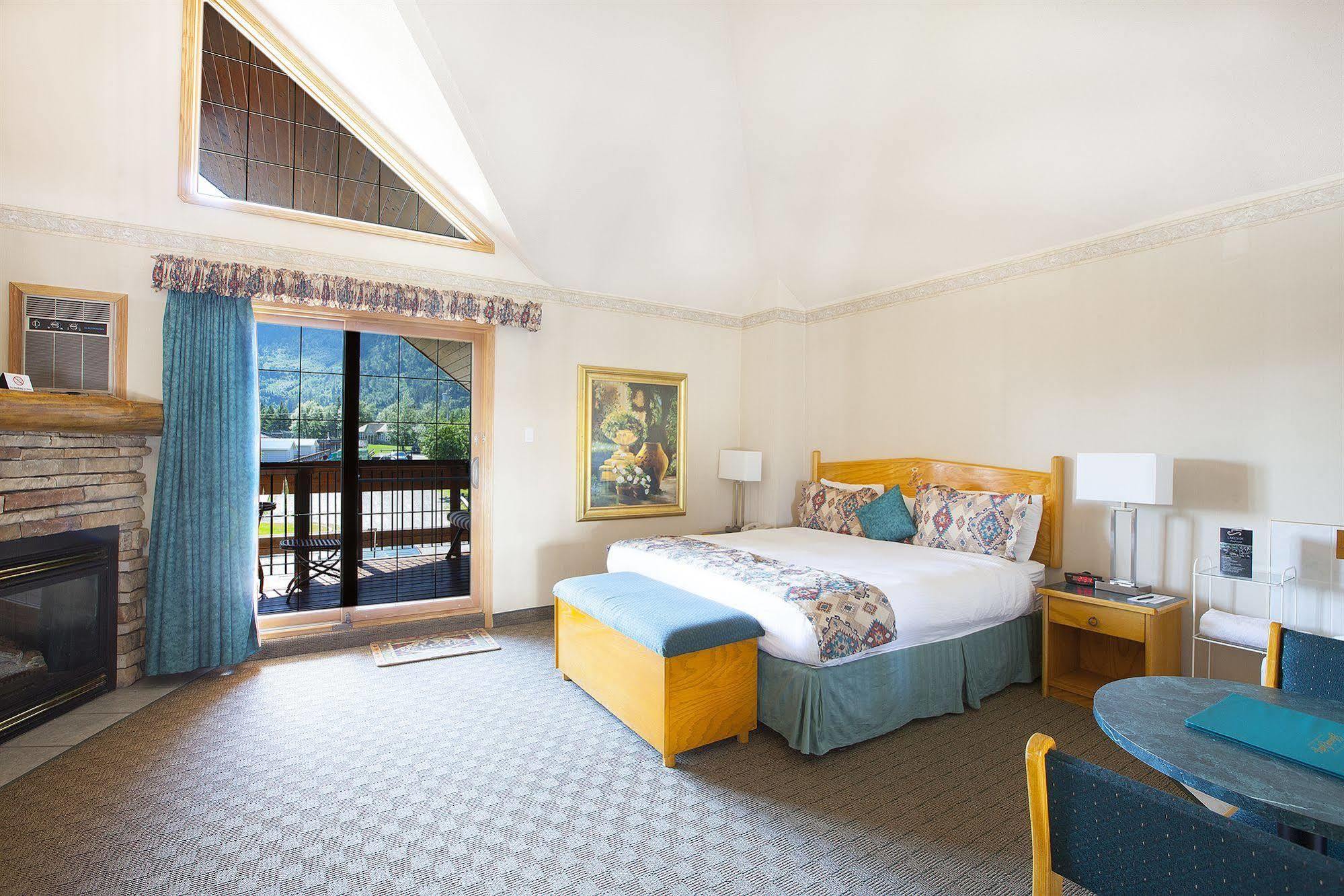 Waterton Glacier Suites Esterno foto